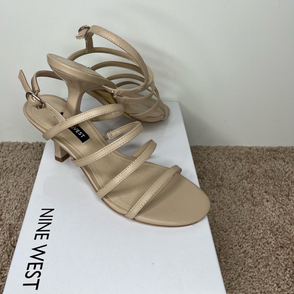 NWT Women’s Nine West Tan Heels - Picture 6 of 6